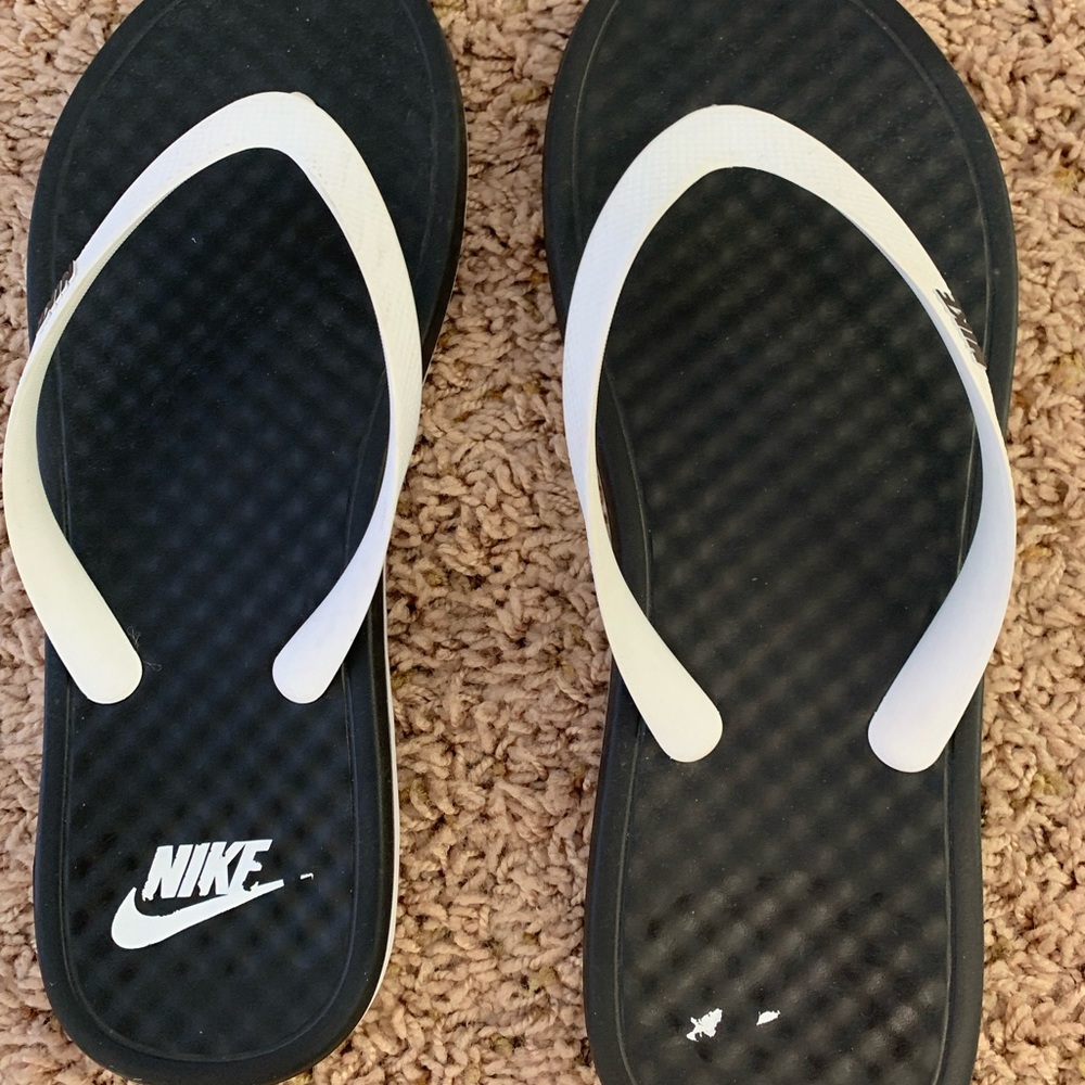 NIKE foot flops